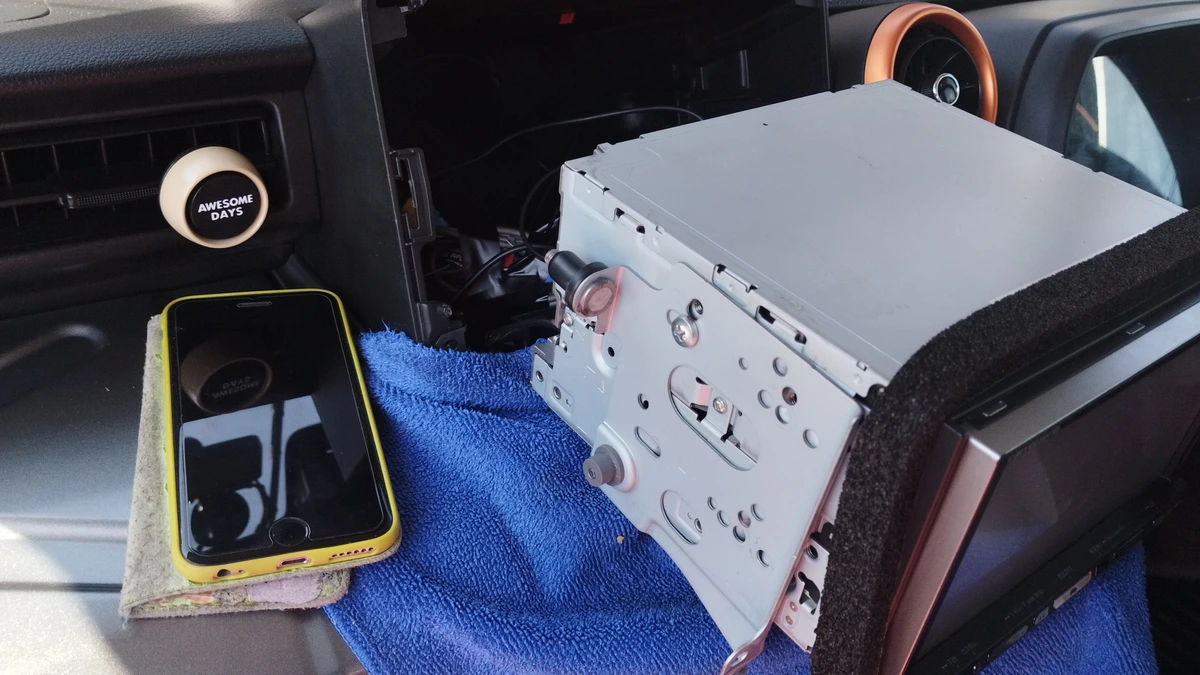 ナビと電装品の取付作業で車内のインパネ周りを確認している様子