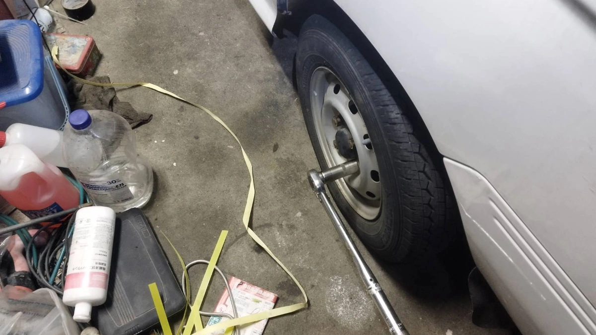 BMW 320iの車検で整備作業を行っている様子